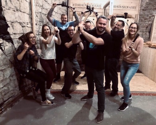 teambuilding throwing axe